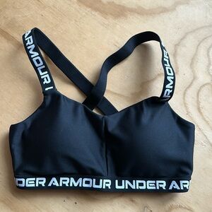 📣LAST CHANCE📣 Under Armour medium black sports bra EUC